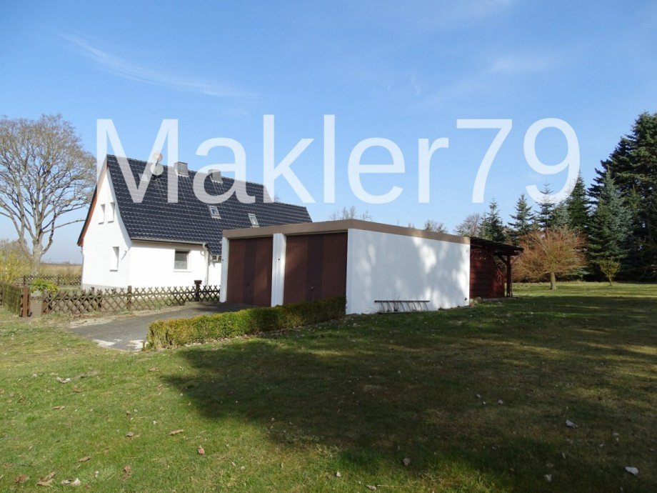 Ansciht auf Garagen und Haus Einfamilienhaus Bahrdorf