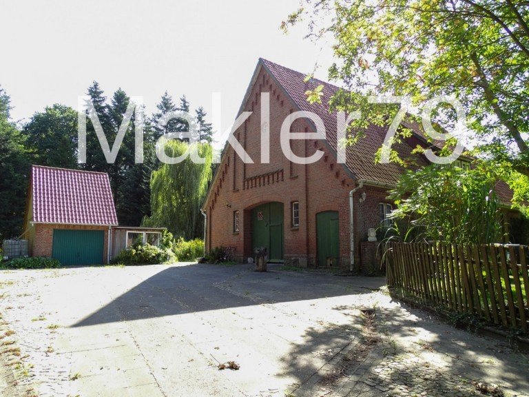 Hofseite mit Garage Buchhorst / St�tebr�ck Bauernhaus R�ckzugsort mit Geschichte - Forsthaus in Alleinlage mit gro�em Ausbau- und Gestaltungsspielraum