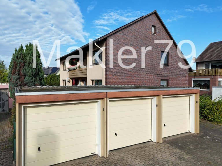 Gesamtansicht mit Garagen Peine / Woltorf Mehrfamilienhaus Solide Kapitalanlage: Vollvermietetes Mehrfamilienhaus mit vier Wohneinheiten und Photovoltaikanlage
